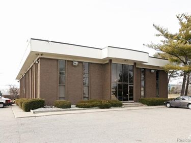 23999 W 10 Mile Road, Southfield, MI 48033