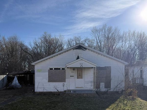 810 S Franklin Street, Oakland City, IN 47660