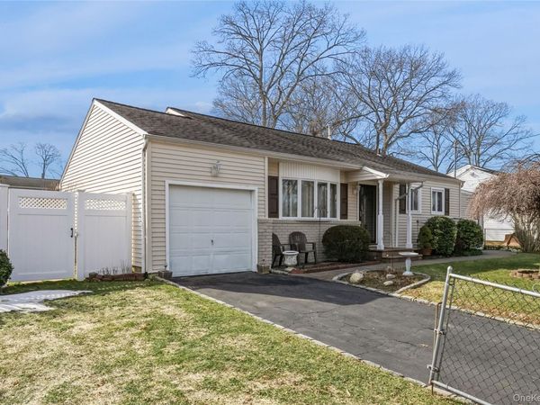 66 Craven Street , Huntington Station, NY 11746