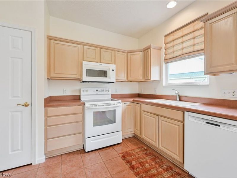 1908 Pembrooke Lane, Avon, OH 44011 Photo 15