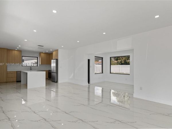 921 W 50th Pl , Hialeah, FL 33012