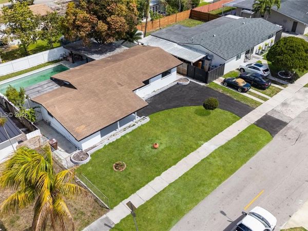 921 W 50th Pl, Hialeah, FL 33012