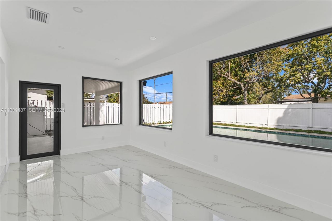 921 W 50th Pl, Hialeah, FL 33012 Photo