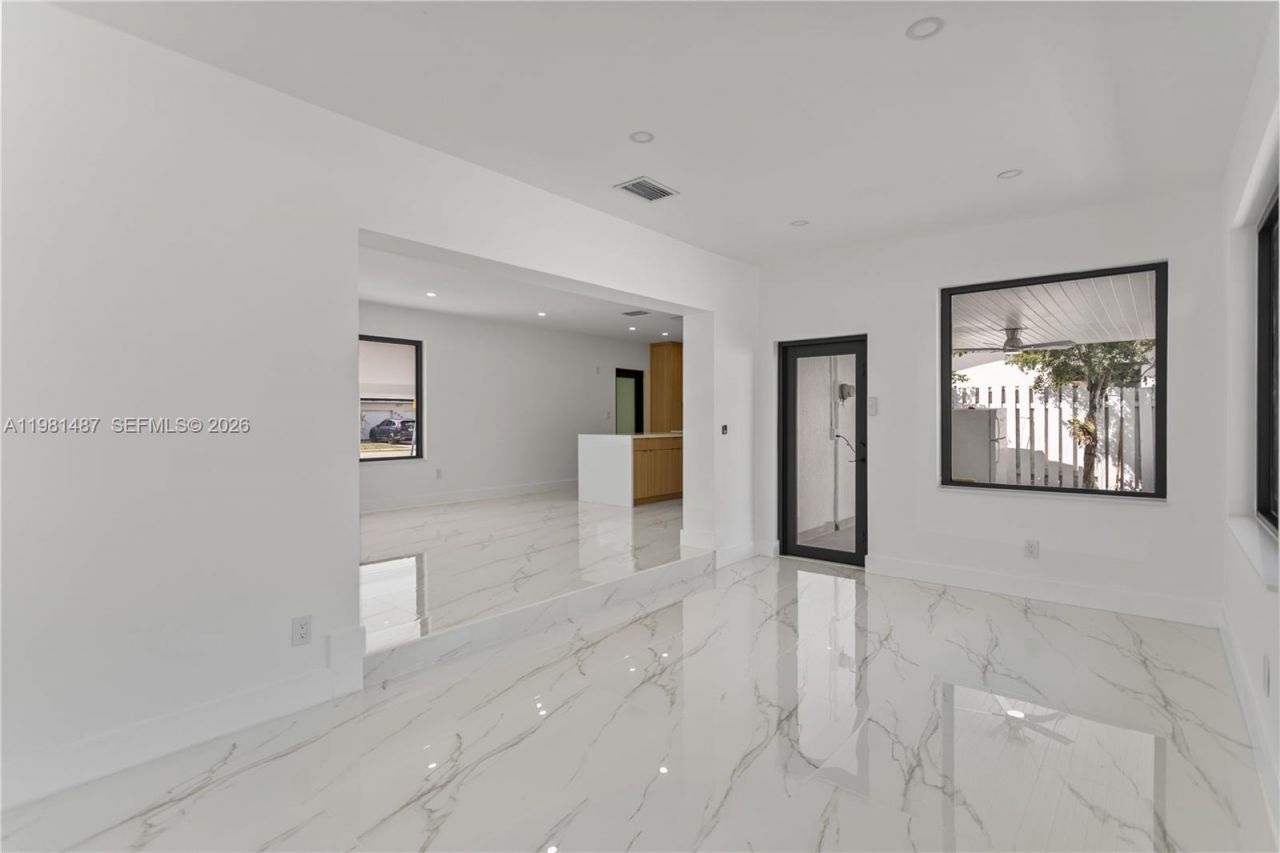 921 W 50th Pl, Hialeah, FL 33012 Photo