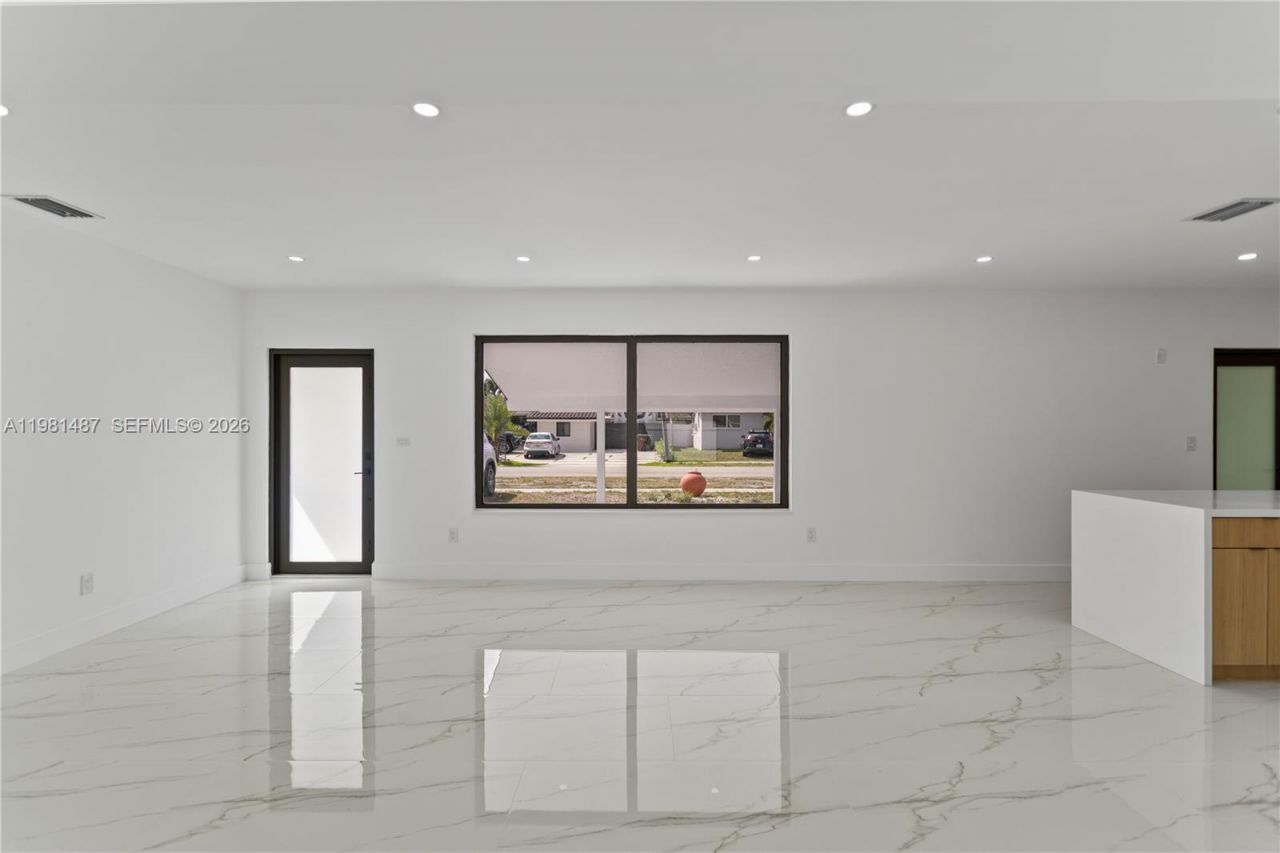 921 W 50th Pl, Hialeah, FL 33012 Photo