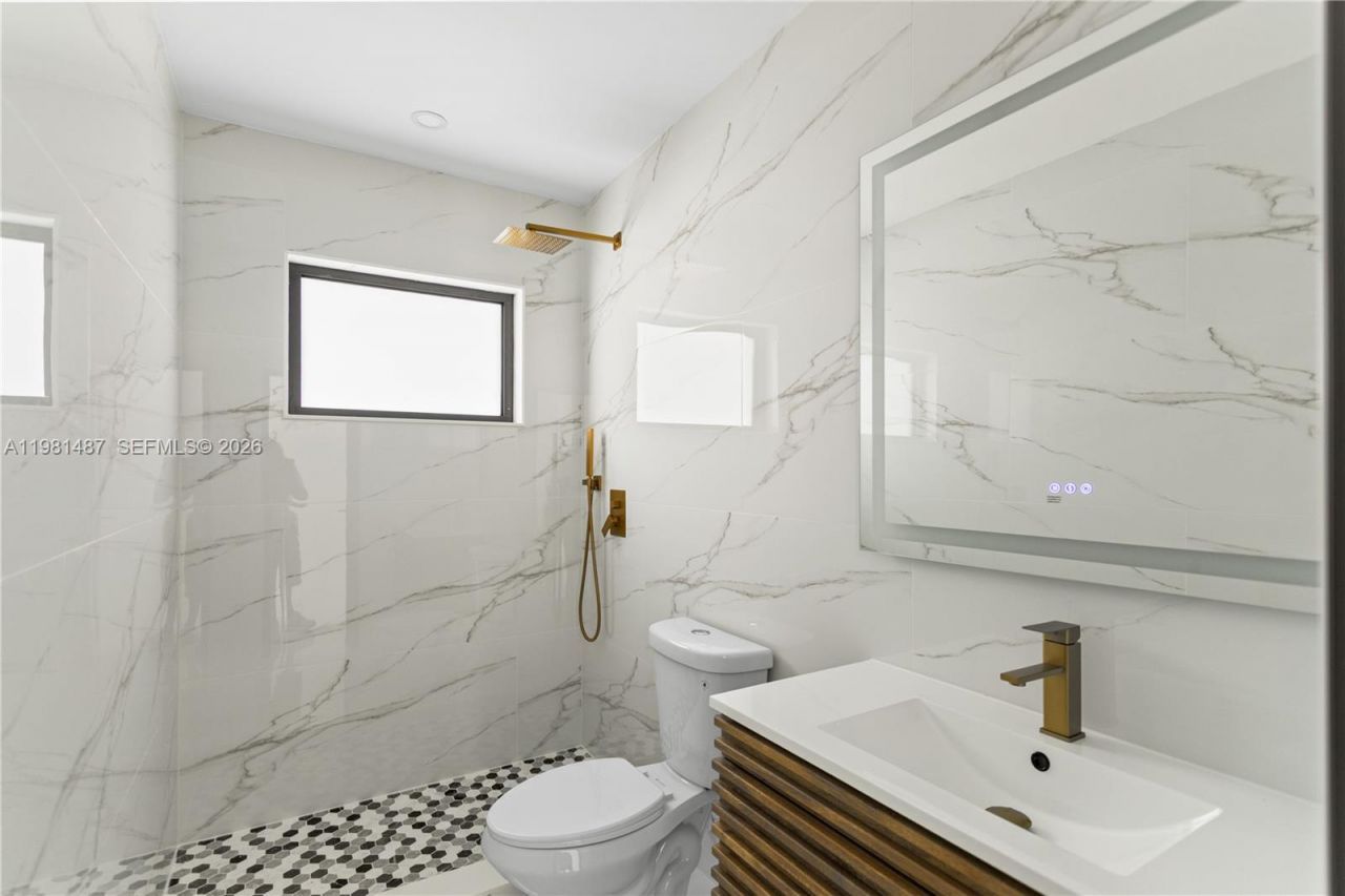 921 W 50th Pl, Hialeah, FL 33012 Photo