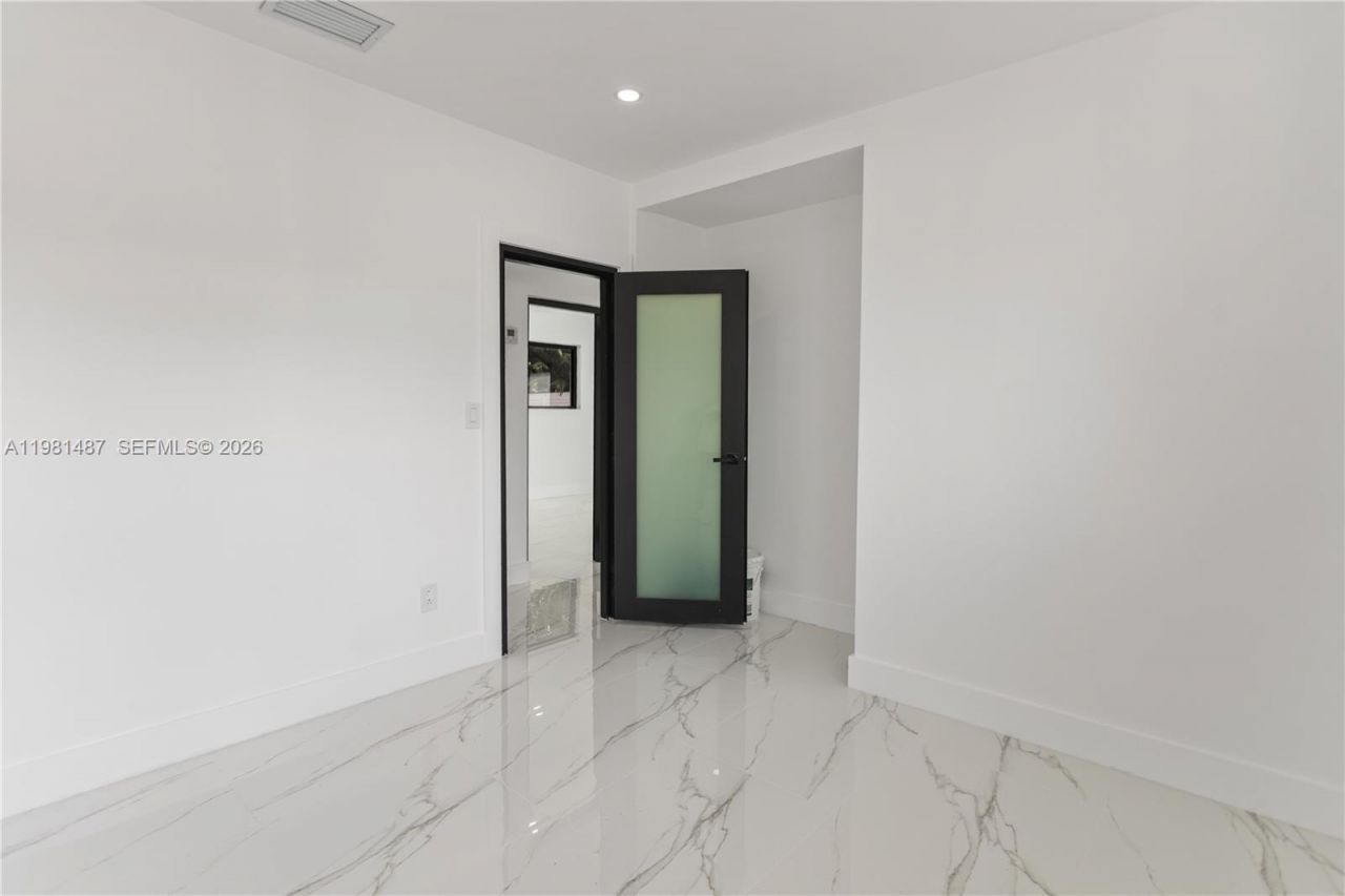 921 W 50th Pl, Hialeah, FL 33012 Photo