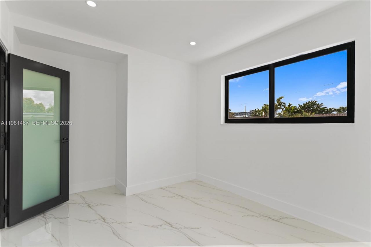 921 W 50th Pl, Hialeah, FL 33012 Photo