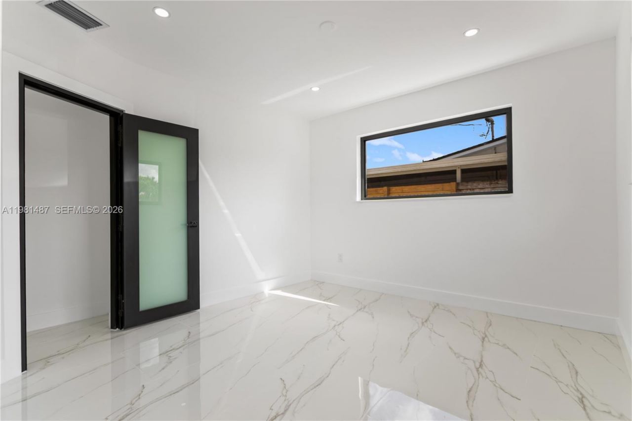 921 W 50th Pl , Hialeah, FL 33012 Photo