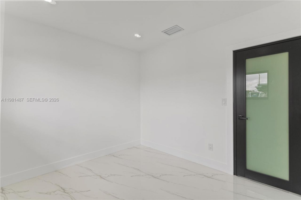 921 W 50th Pl, Hialeah, FL 33012 Photo