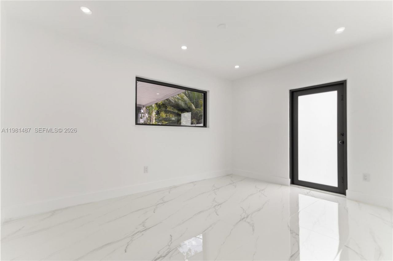 921 W 50th Pl, Hialeah, FL 33012 Photo