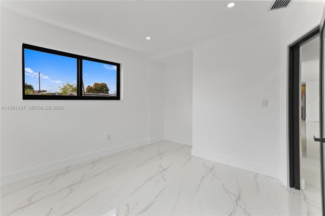 921 W 50th Pl , Hialeah, FL 33012 Photo