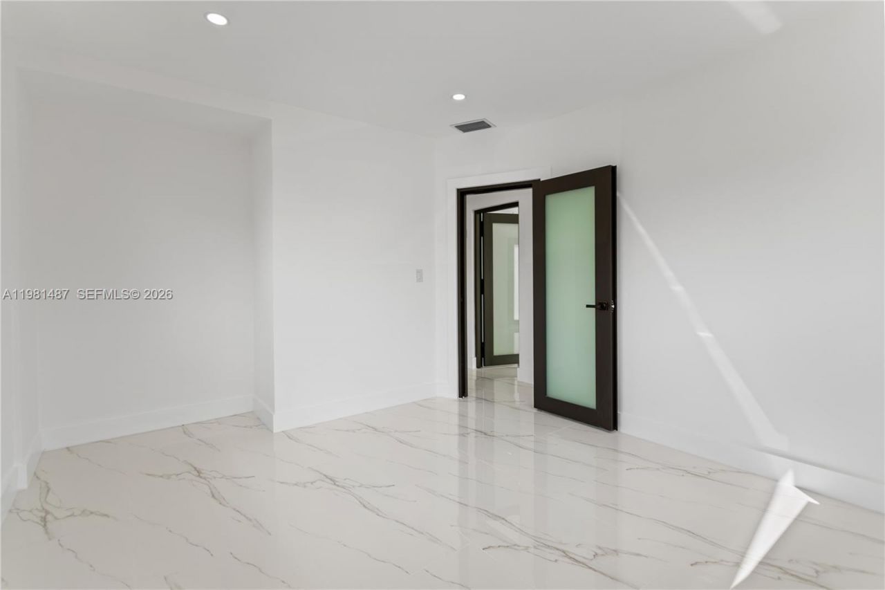 921 W 50th Pl, Hialeah, FL 33012 Photo