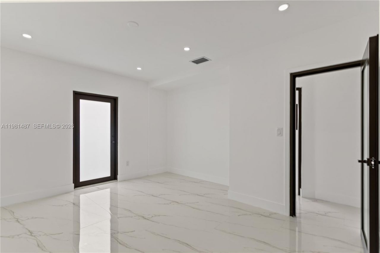 921 W 50th Pl, Hialeah, FL 33012 Photo