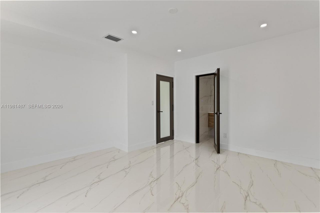 921 W 50th Pl , Hialeah, FL 33012 Photo