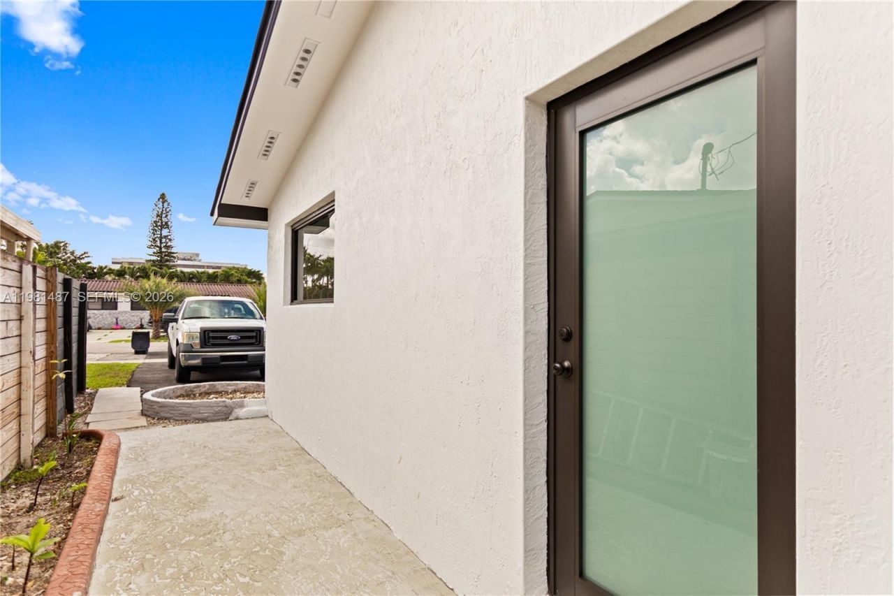 921 W 50th Pl, Hialeah, FL 33012 Photo