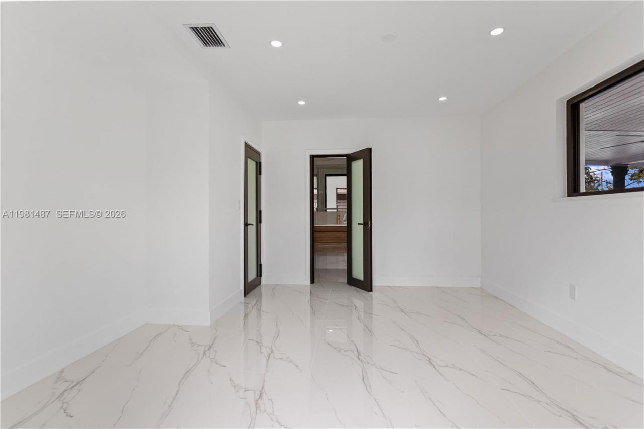 921 W 50th Pl , Hialeah, FL 33012 Photo