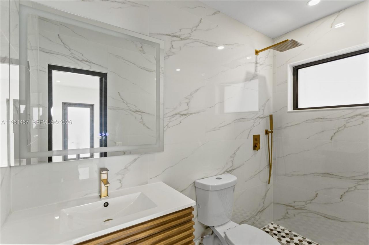 921 W 50th Pl, Hialeah, FL 33012 Photo