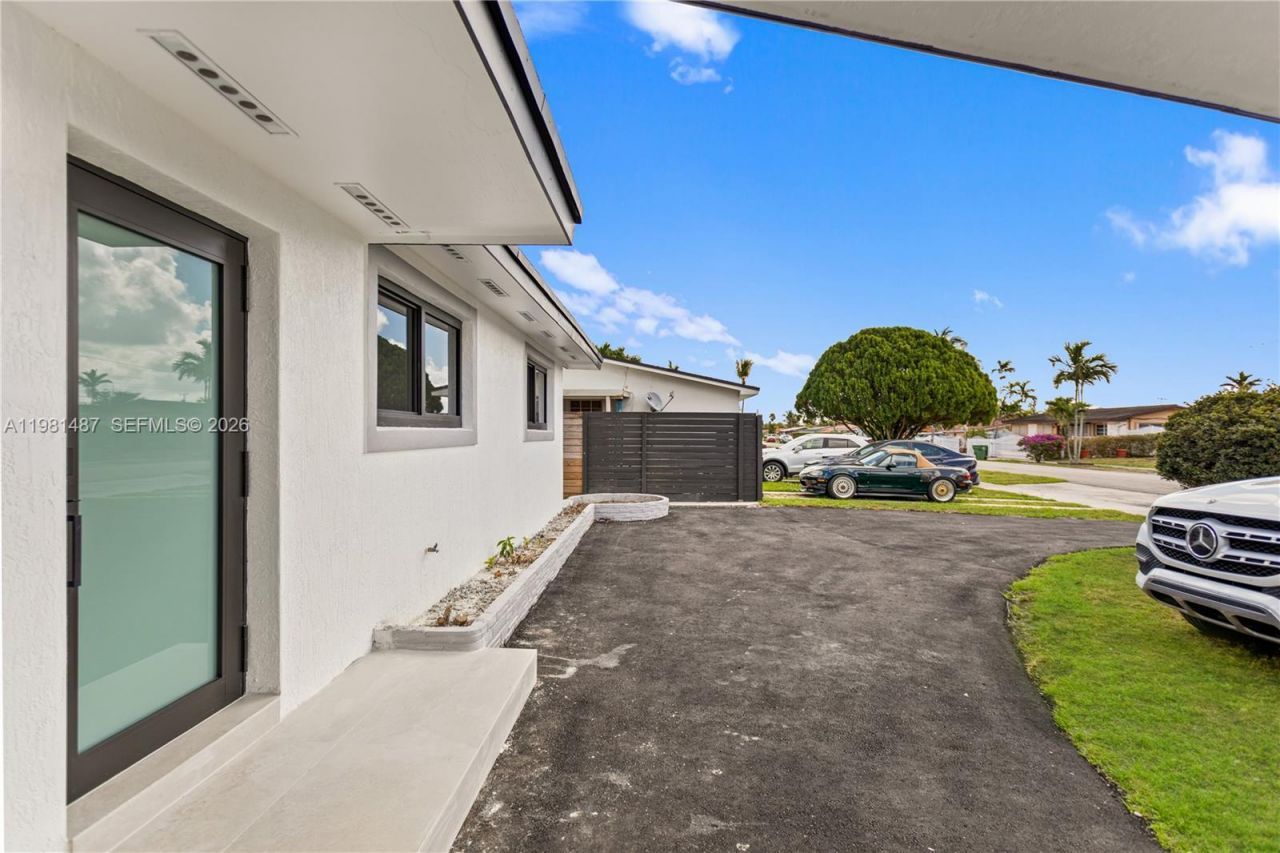 921 W 50th Pl, Hialeah, FL 33012 Photo