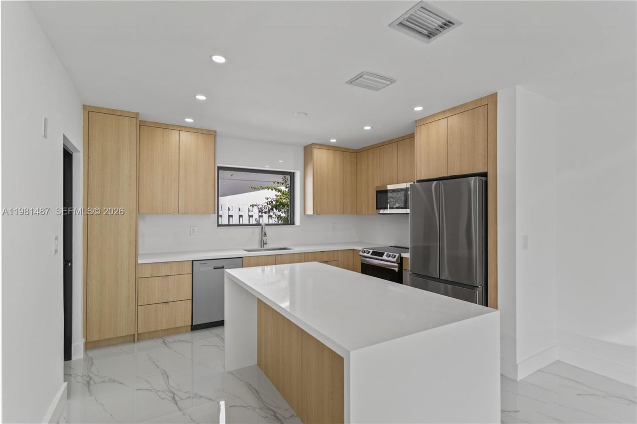 921 W 50th Pl , Hialeah, FL 33012 Photo