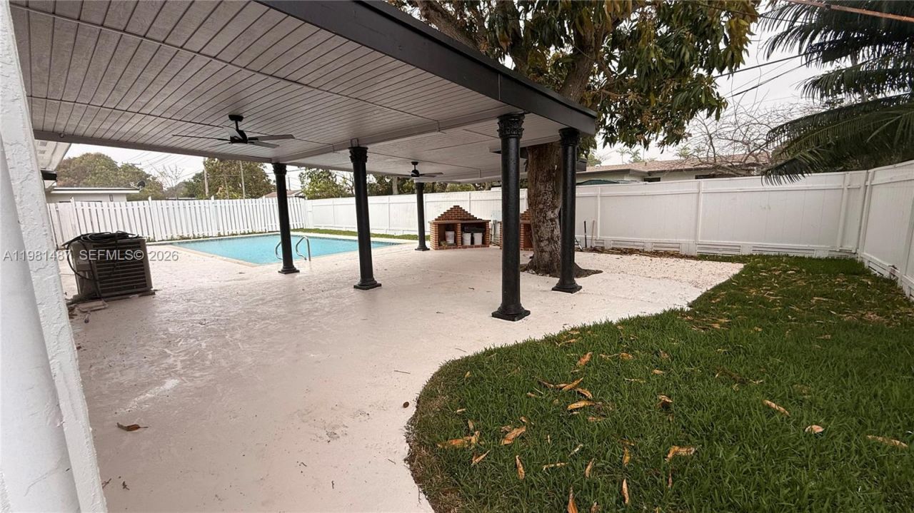 921 W 50th Pl , Hialeah, FL 33012 Photo