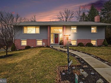 1033 S MOUNT JOY STREET , ELIZABETHTOWN, PA 17022