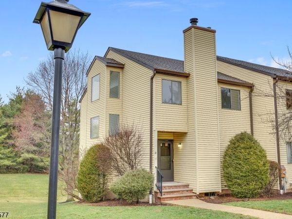 16 Lake Ct, Raritan, NJ 08822