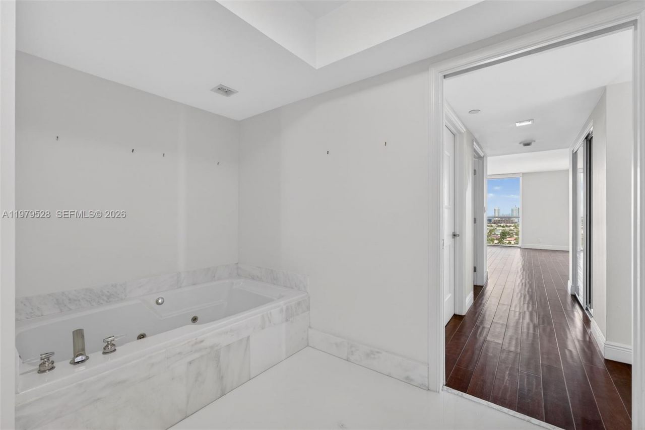 3600 Yacht Club Dr , Unit 1802, Aventura, FL 33180 Photo