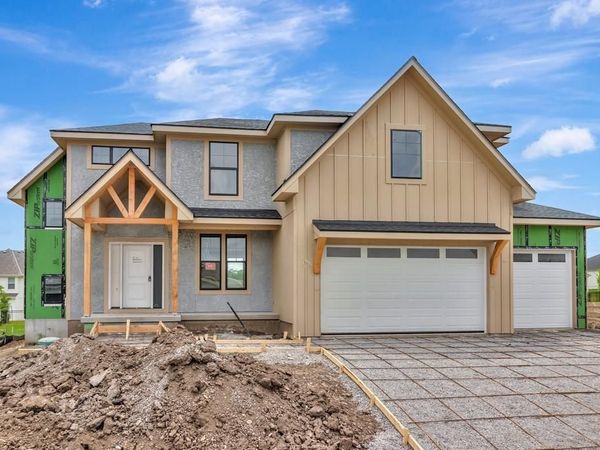 2700 NE Crestview Street, Blue Springs, MO 64029
