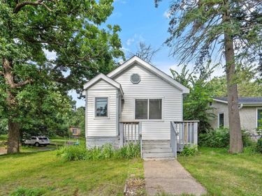 100 Warner Avenue S, Mahtomedi, MN 55115