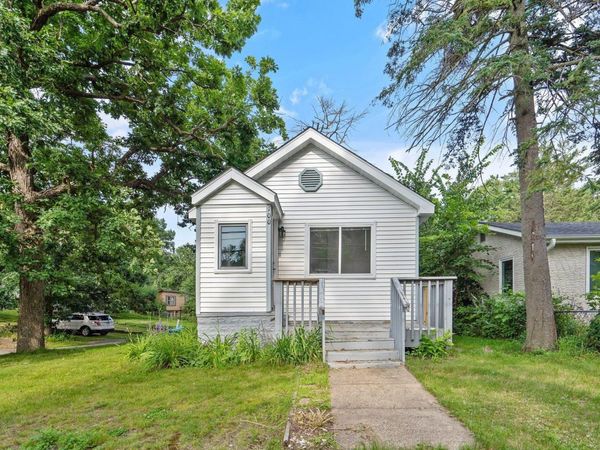 100 Warner Avenue S, Mahtomedi, MN 55115