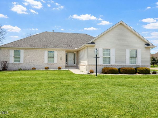 2202 Woods Edge Road, Perrysburg, OH 43551