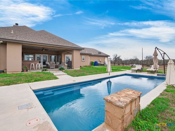 494 Flash Circle, Luling, TX 78648