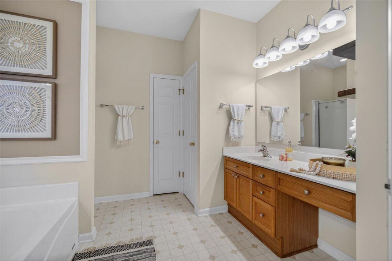 101 Chancellors Drive Photo 18