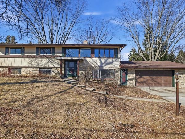 255 Hilldale DRIVE, Hartford, WI 53027