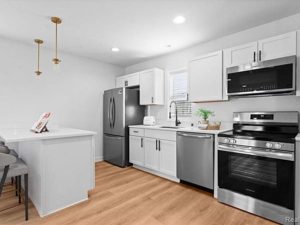 1440 Lakepointe Street, Grosse Pointe Park, MI 48230