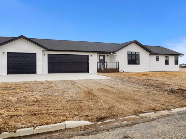 208 4th st NW, Gwinner, ND 58040