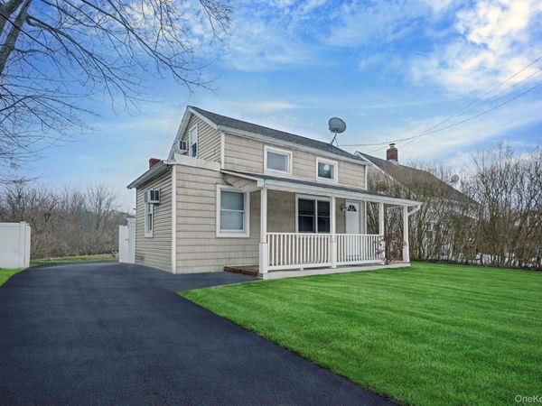 723 W Main Street , Riverhead, NY 11901