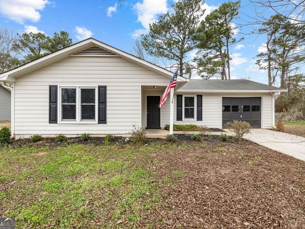 240 N Hampton Drive, Fayetteville, GA 30215