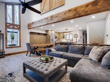 19 SKI SIDE DRIVE, TANNERSVILLE, PA 18372