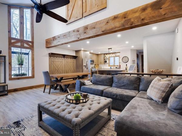 19 SKI SIDE DRIVE, TANNERSVILLE, PA 18372