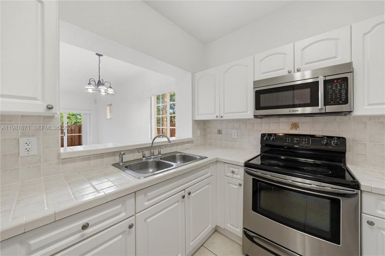 1166 NW 100th Ave, Pembroke Pines, FL 33024 Photo