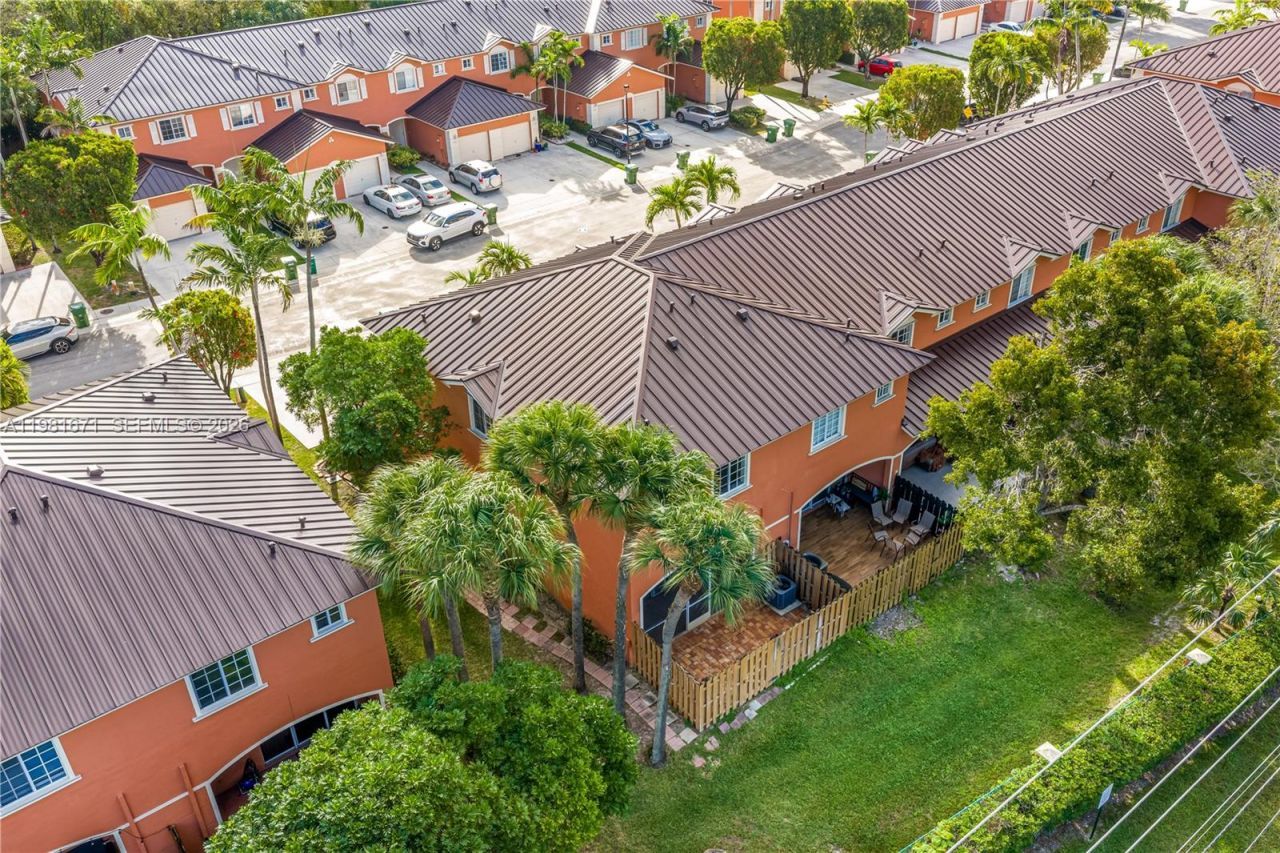 1166 NW 100th Ave, Pembroke Pines, FL 33024 Photo