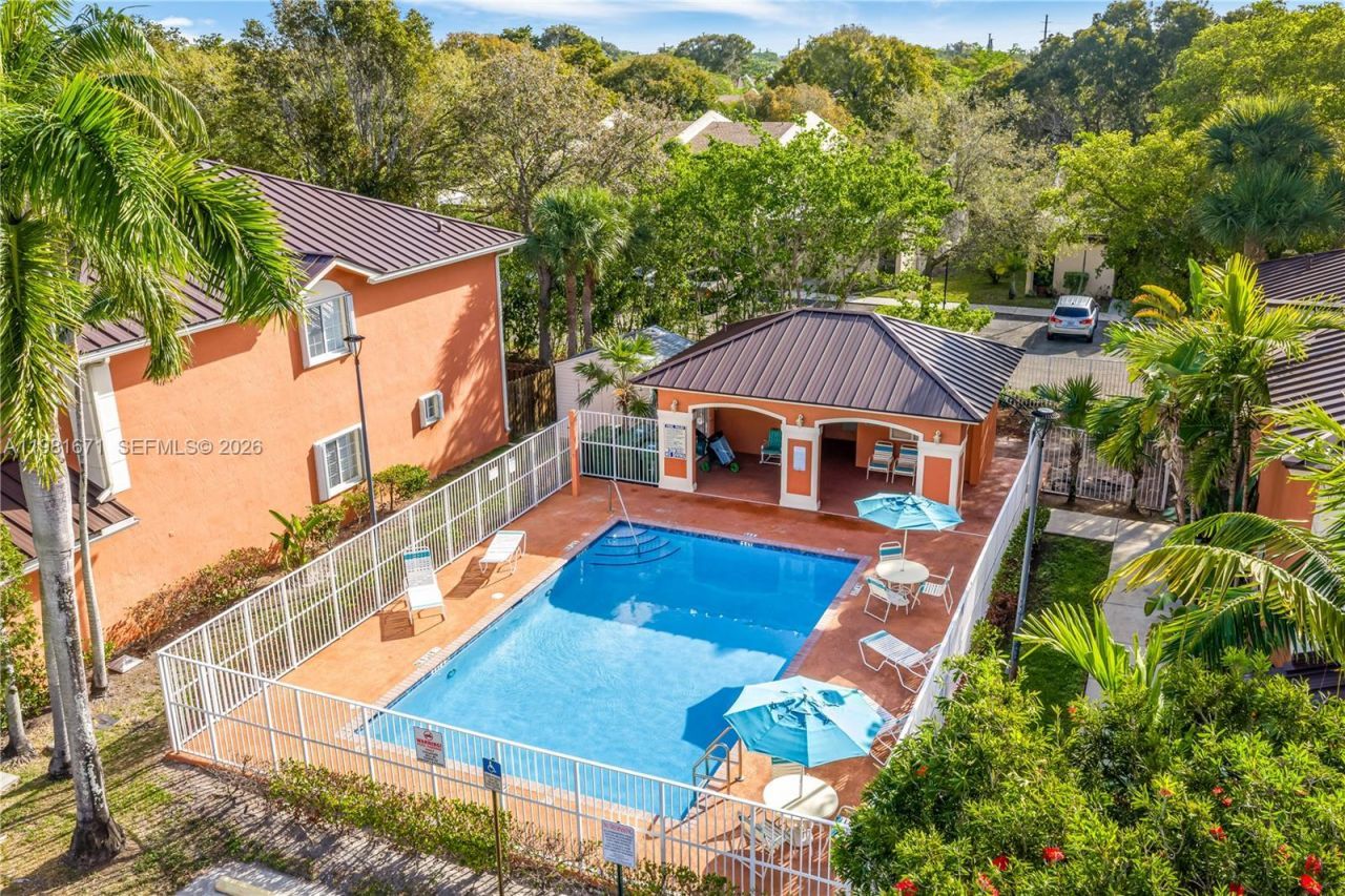 1166 NW 100th Ave, Pembroke Pines, FL 33024 Photo