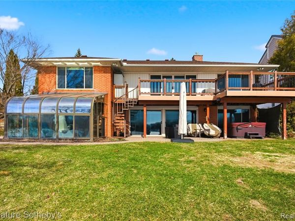 2497 W Walton Boulevard, Waterford Twp, MI 48329