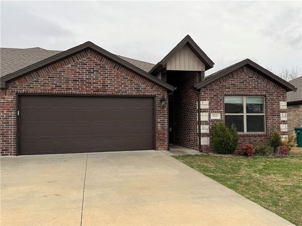 522 Vee Street, Centerton, AR 72719