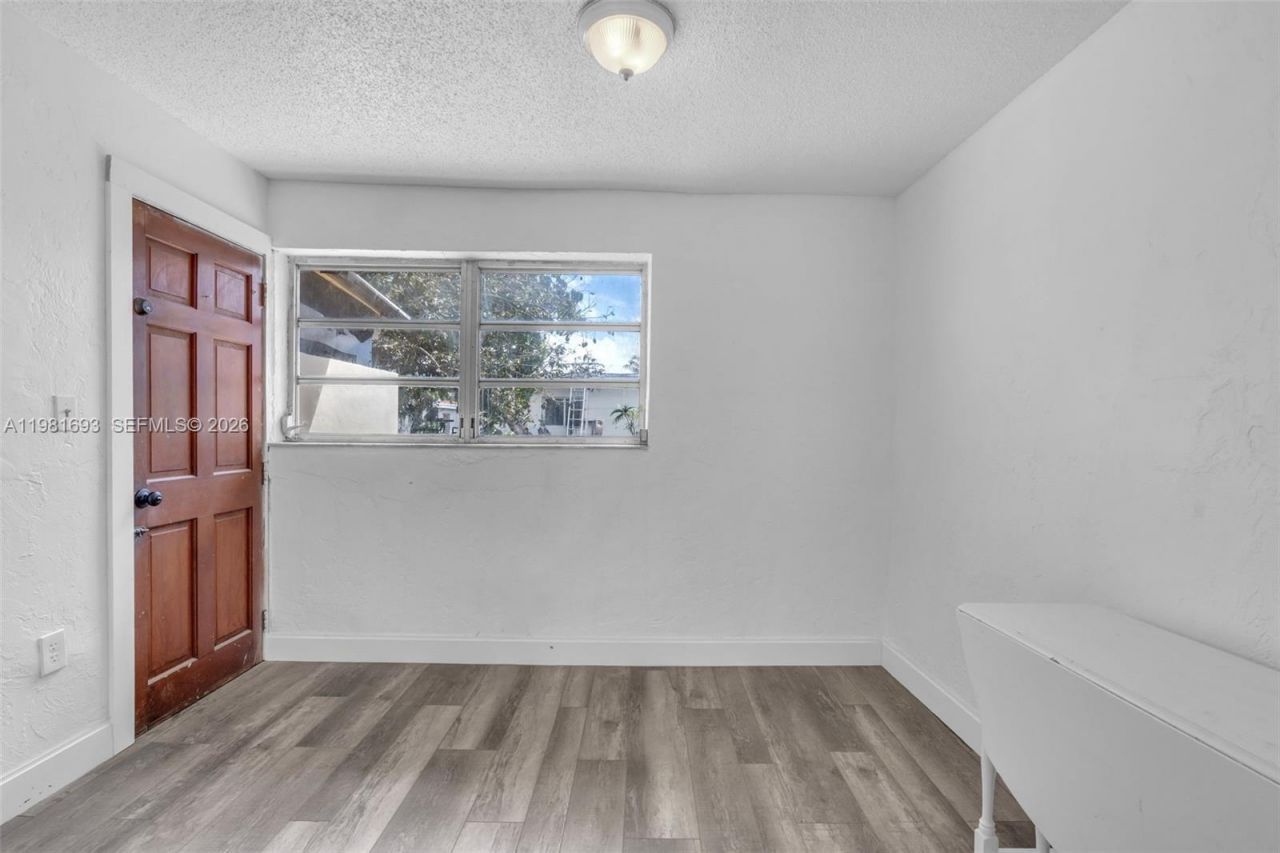 2166 NW 18th St , Miami, FL 33125 Photo