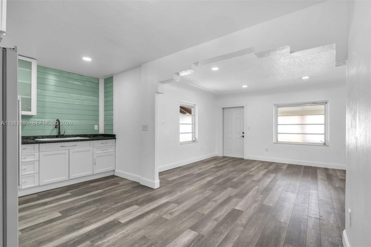 2166 NW 18th St , Miami, FL 33125 Photo