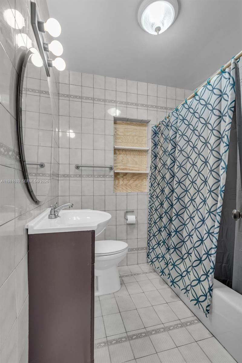 2166 NW 18th St , Miami, FL 33125 Photo