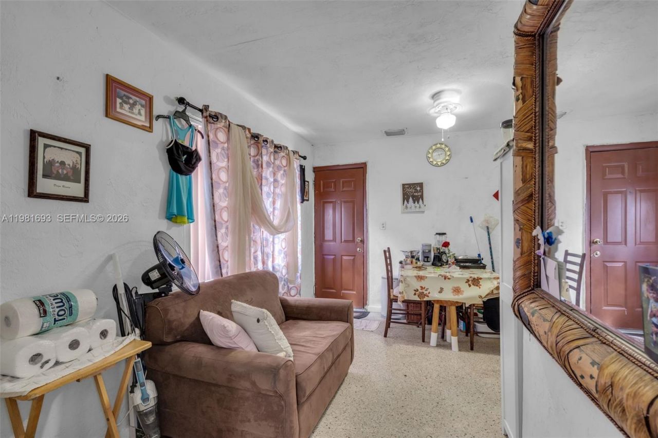 2166 NW 18th St , Miami, FL 33125 Photo